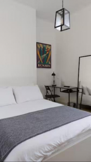 Stylish Double Room in City Centre - Shared Bathroom - Parking